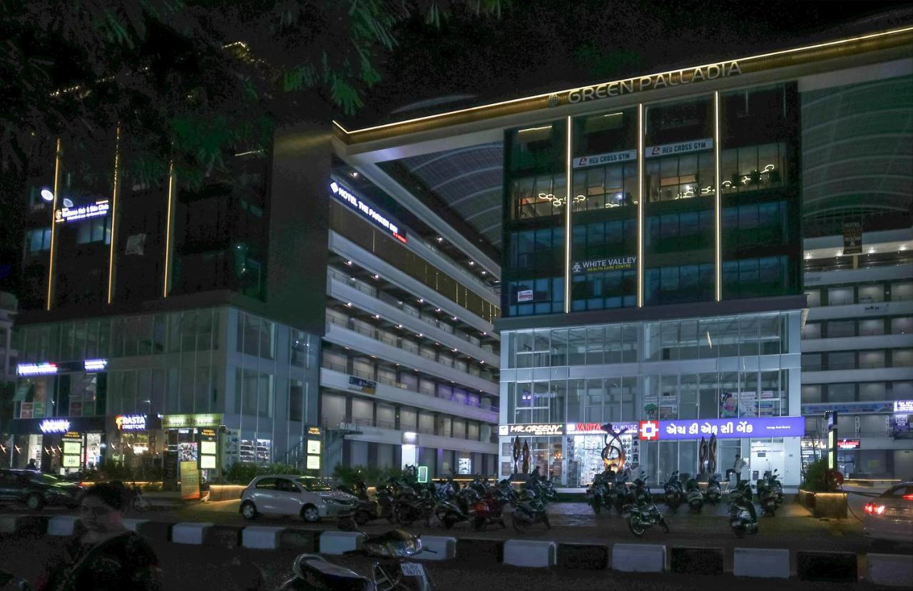 Hotel The Parker Inn By Kbnt Group Surat Eksteriør bilde