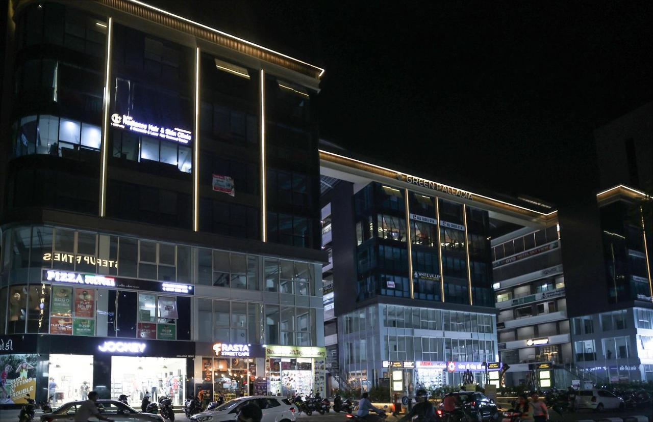 Hotel The Parker Inn By Kbnt Group Surat Eksteriør bilde