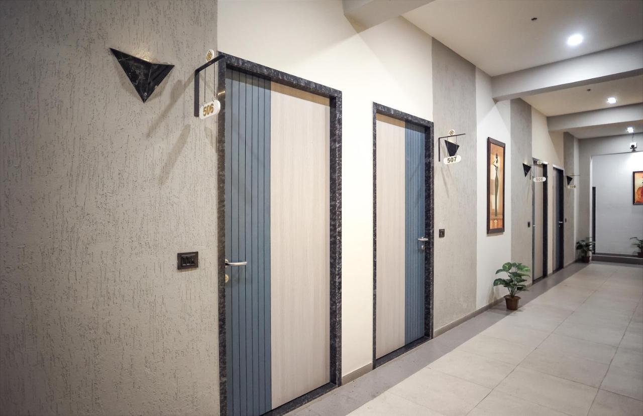 Hotel The Parker Inn By Kbnt Group Surat Eksteriør bilde