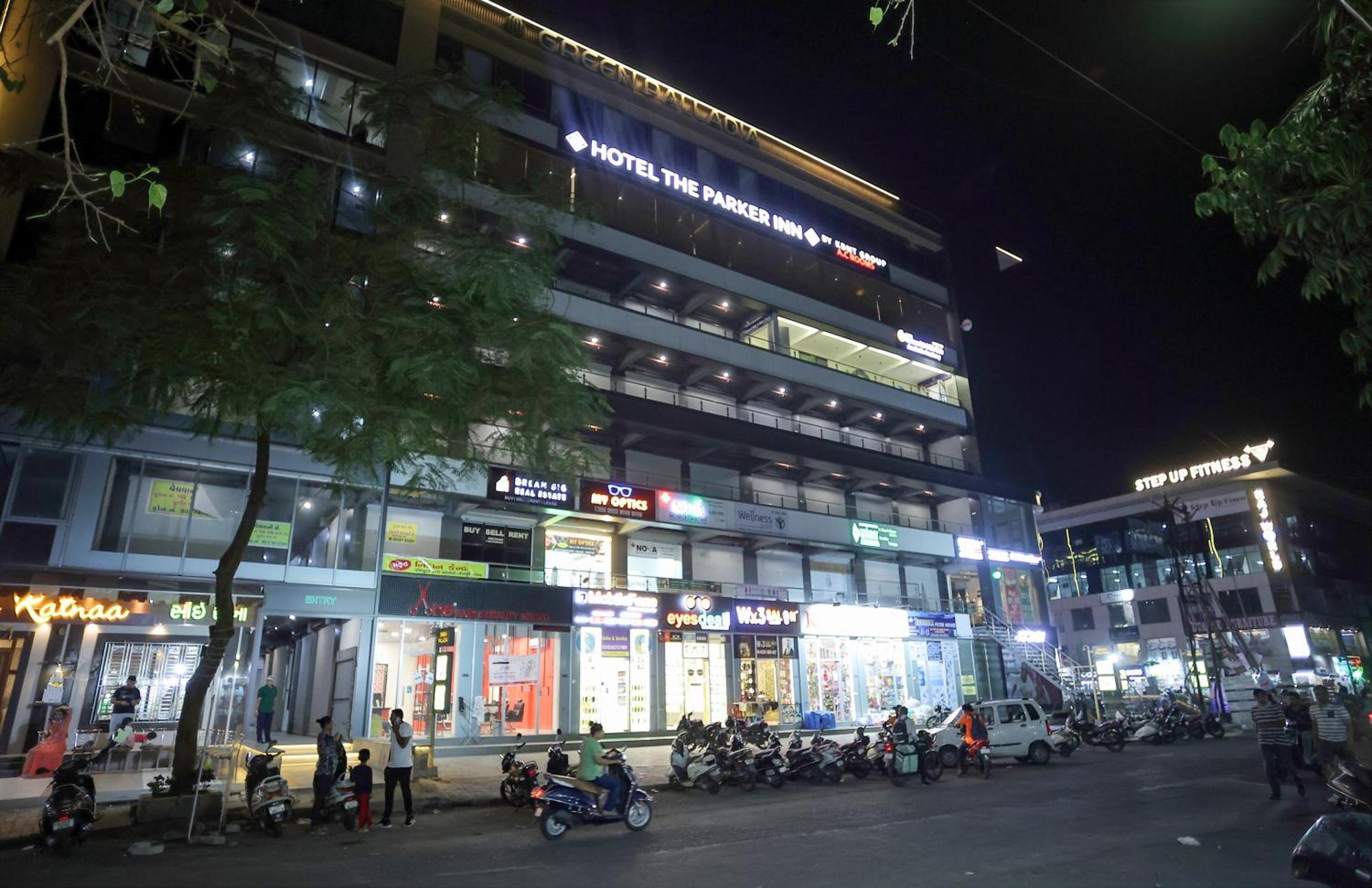 Hotel The Parker Inn By Kbnt Group Surat Eksteriør bilde