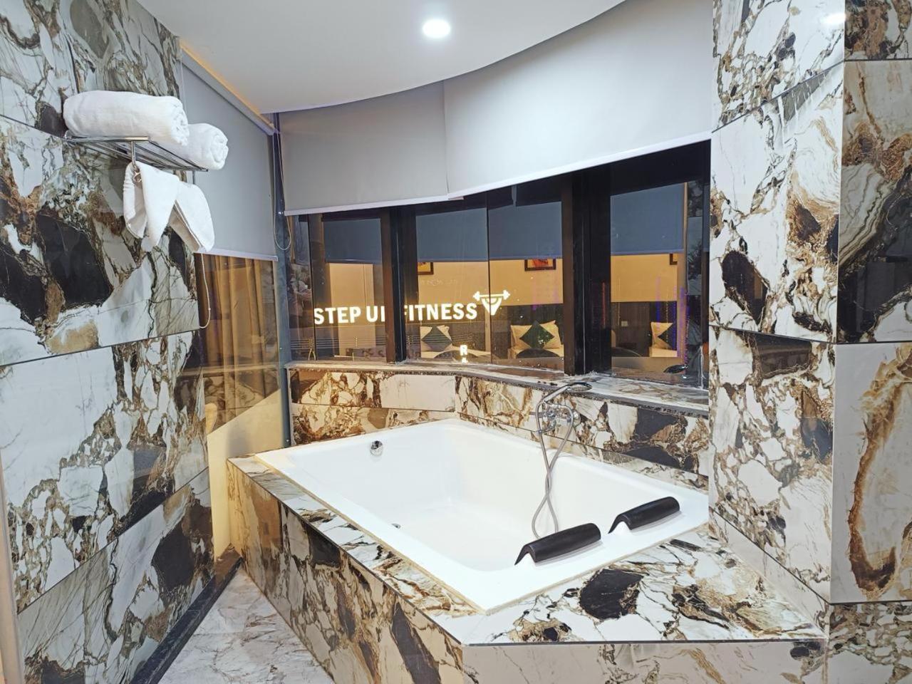 Hotel The Parker Inn By Kbnt Group Surat Eksteriør bilde