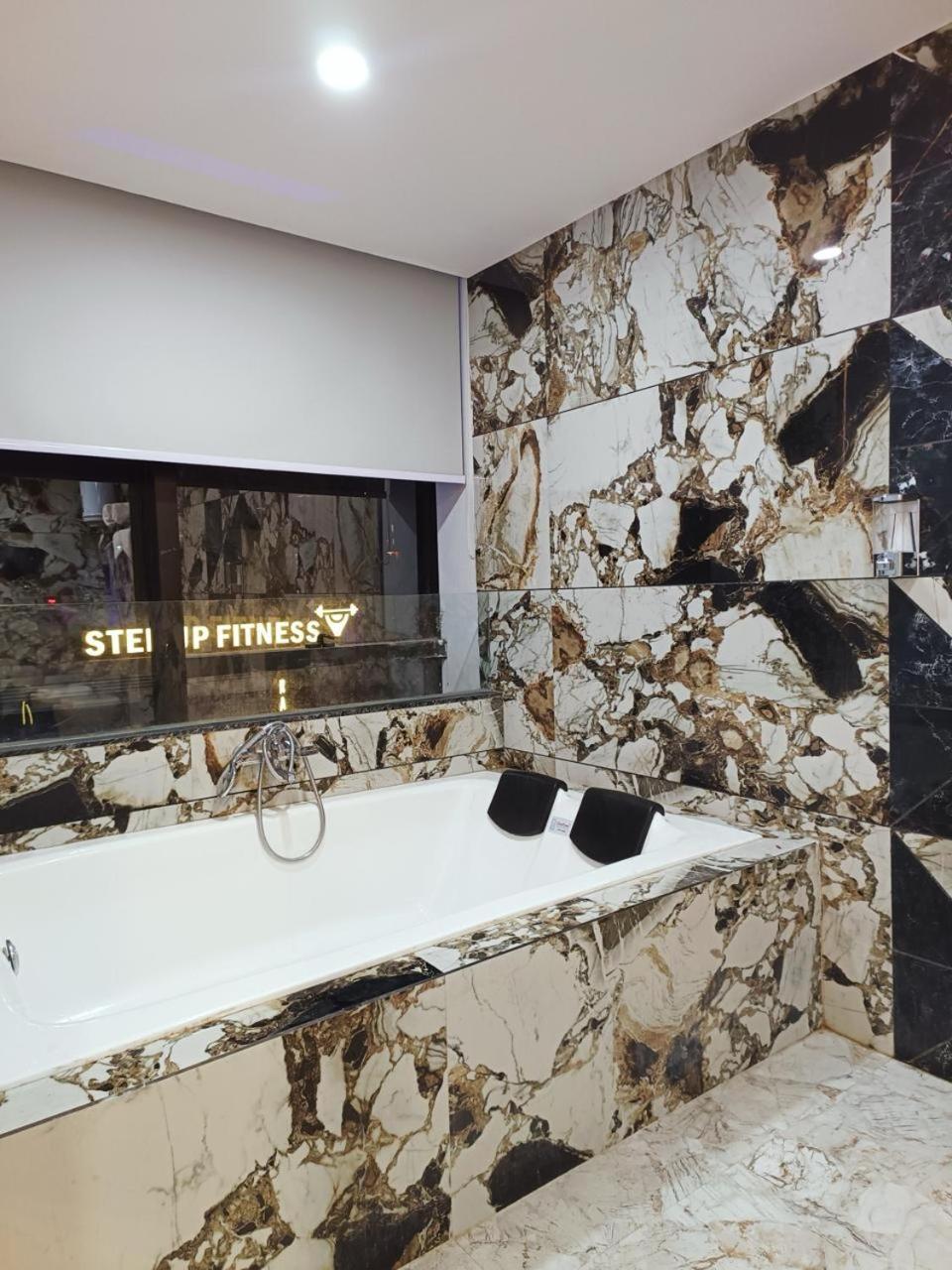 Hotel The Parker Inn By Kbnt Group Surat Eksteriør bilde