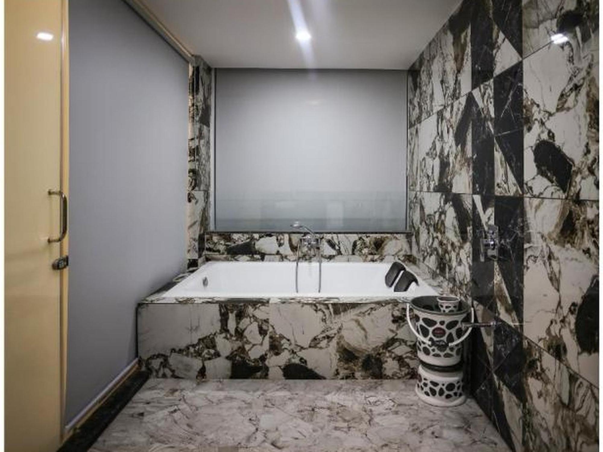 Hotel The Parker Inn By Kbnt Group Surat Eksteriør bilde